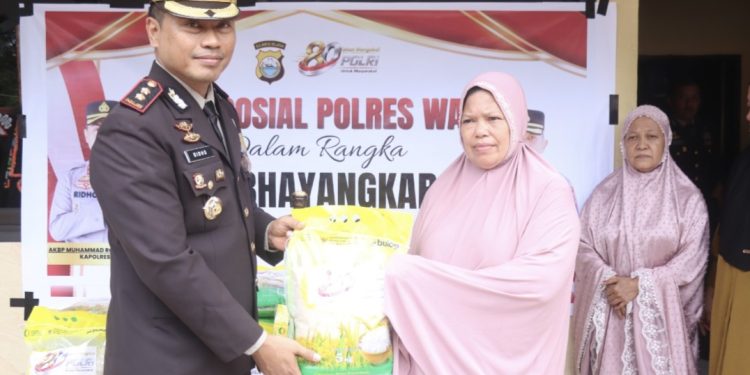 Polres Wajo Tebar Kepedulian, Ratusan Warga Terima Bantuan Sembako Hari Bhayangkara ke-80