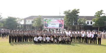 Kapolres Jombang Berikan Penghargaan kepada Personel Berprestasi, Tegaskan Komitmen Zero Miras dan Kesiapan Pengamanan Muktamar NU ke-35