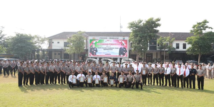 Kapolres Jombang Berikan Penghargaan kepada Personel Berprestasi, Tegaskan Komitmen Zero Miras dan Kesiapan Pengamanan Muktamar NU ke-35