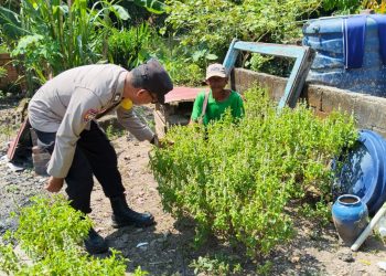 Bhabinkamtibmas Polsek Muara Telang Dorong Warga Manfaatkan Pekarangan untuk Dukung Ketahanan Pangan