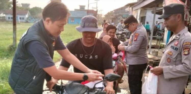 Sambut HUT Ke-81 Kemerdekaan RI, Polsek Makarti Jaya Bagikan Bendera Merah Putih kepada Pengendara