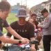 Sambut HUT Ke-81 Kemerdekaan RI, Polsek Makarti Jaya Bagikan Bendera Merah Putih kepada Pengendara