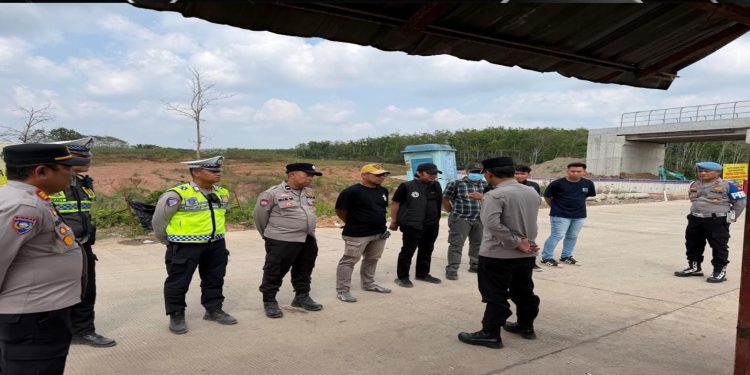 Polres Banyuasin Laksanakan Pengaturan Lalu Lintas di Simpang Pintu Tol Pulau Rimau