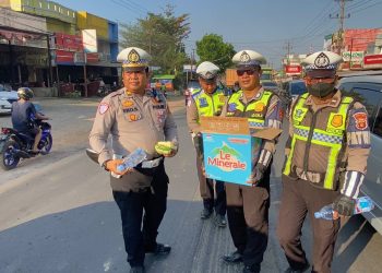 Polantas Banyuasin Hadir di Tengah Kemacetan, Bagikan Makanan dan Air Mineral kepada Pengguna Jalan