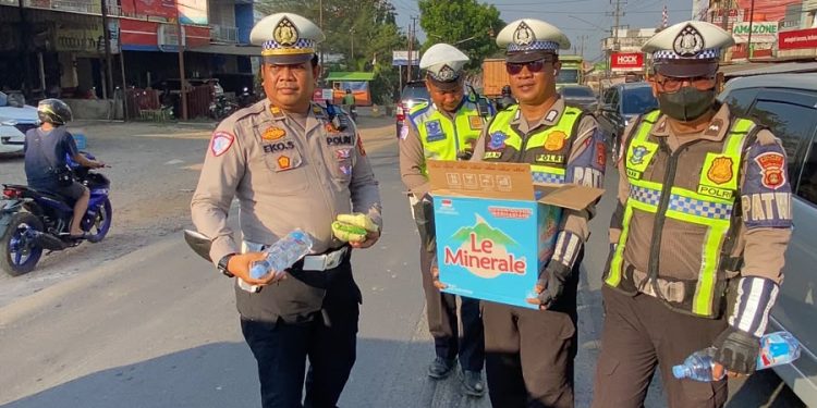 Polantas Banyuasin Hadir di Tengah Kemacetan, Bagikan Makanan dan Air Mineral kepada Pengguna Jalan