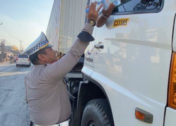 Polantas Banyuasin Hadir di Tengah Kemacetan, Bagikan Makanan dan Air Mineral kepada Pengguna Jalan