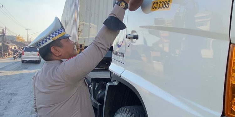 Polantas Banyuasin Hadir di Tengah Kemacetan, Bagikan Makanan dan Air Mineral kepada Pengguna Jalan