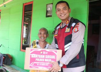 Tak Sekadar Jaga Kamtibmas, Kapolres Wajo Turun Langsung Bagikan Bansos ke Warga TPI 45