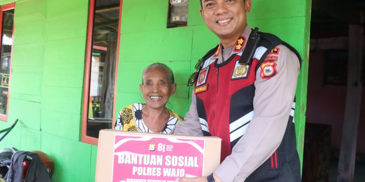 Tak Sekadar Jaga Kamtibmas, Kapolres Wajo Turun Langsung Bagikan Bansos ke Warga TPI 45