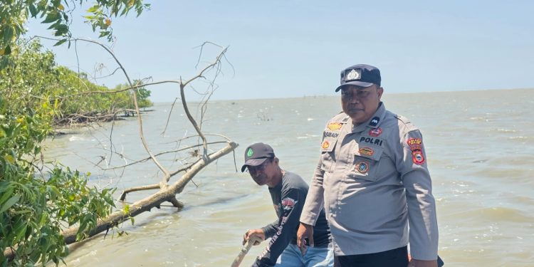 Polsek Sajoanging Pantau Kondisi Air Laut, Warga Pesisir Diimbau Tetap Tenang dan Waspada