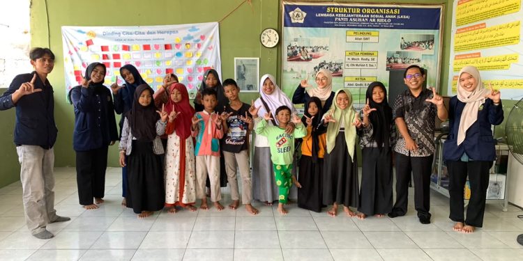 Mahasiswa Universitas PGRI Jombang Dampingi Anak Panti Tingkatkan Literasi dan Percaya Diri melalui Program LASKARA
