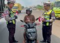 Satlantas Polres Banyuasin Bagikan 1.000 Bendera Merah Putih, Ajak Warga Semarakkan HUT ke-81 RI