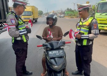 Satlantas Polres Banyuasin Bagikan 1.000 Bendera Merah Putih, Ajak Warga Semarakkan HUT ke-81 RI