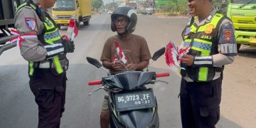 Satlantas Polres Banyuasin Bagikan 1.000 Bendera Merah Putih, Ajak Warga Semarakkan HUT ke-81 RI