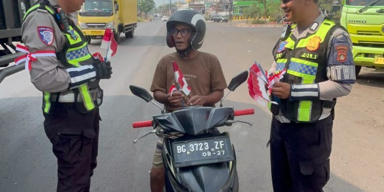 Satlantas Polres Banyuasin Bagikan 1.000 Bendera Merah Putih, Ajak Warga Semarakkan HUT ke-81 RI
