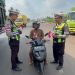 Satlantas Polres Banyuasin Bagikan 1.000 Bendera Merah Putih, Ajak Warga Semarakkan HUT ke-81 RI