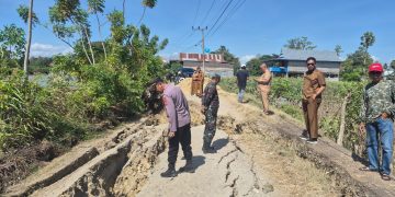 Sinergi TNI-Polri dan Pemda, Kapolsek Pammana Tinjau Kerusakan Jalan Akibat Tanah Longsor