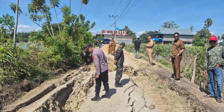 Sinergi TNI-Polri dan Pemda, Kapolsek Pammana Tinjau Kerusakan Jalan Akibat Tanah Longsor