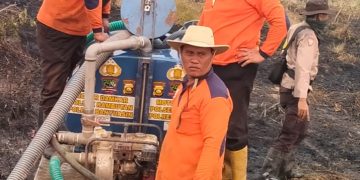 Polisi Bersama MPA Padamkan Karhutla di Desa Sungai Pinang, Api Berhasil Dikendalikan