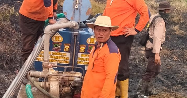 Polisi Bersama MPA Padamkan Karhutla di Desa Sungai Pinang, Api Berhasil Dikendalikan