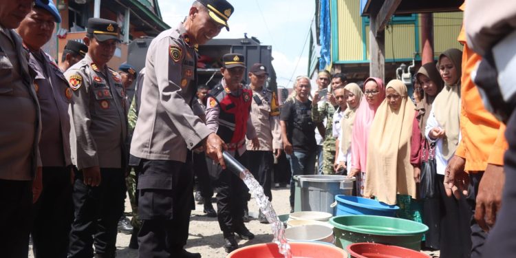 Polres Wajo Salurkan 13 Ribu Liter Air Bersih untuk Warga Watanglipue