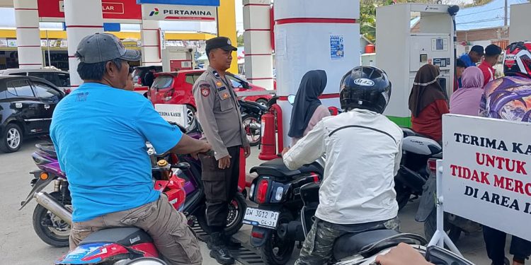 Polsek Majauleng Pantau SPBU, Antrean Pengisian BBM Berjalan Kondusif