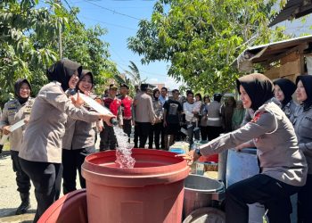 Polwan Polres Wajo Turun Langsung Berbagi Air Bersih untuk Warga Terdampak Kekeringan
