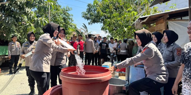 Polwan Polres Wajo Turun Langsung Berbagi Air Bersih untuk Warga Terdampak Kekeringan