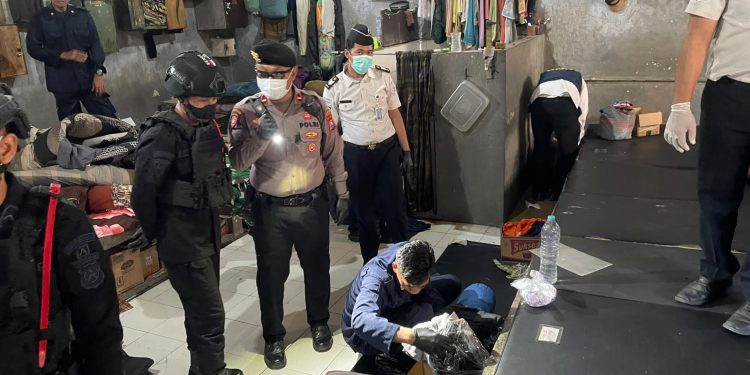 Lapas Sidoarjo Gelar Penggeledahan Gabungan dan Tes Urine, 60 Warga Binaan Dinyatakan Negatif Gandeng TNI, Polri, BNNK, Brimob Batalyon A Kompi 4, dan Lapas Sidoarjo Perkuat Sinergi Wujudkan Lapas Aman dan Bersih dari Barang Terlarang
