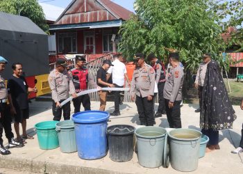 Polres Wajo Salurkan 6.000 Liter Air Bersih untuk Warga Kampung Baru Desa Nepo
