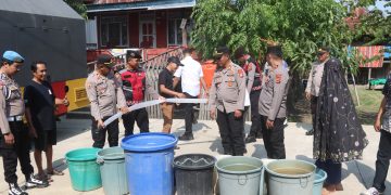 Polres Wajo Salurkan 6.000 Liter Air Bersih untuk Warga Kampung Baru Desa Nepo