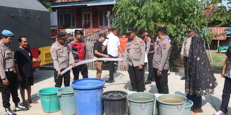 Polres Wajo Salurkan 6.000 Liter Air Bersih untuk Warga Kampung Baru Desa Nepo
