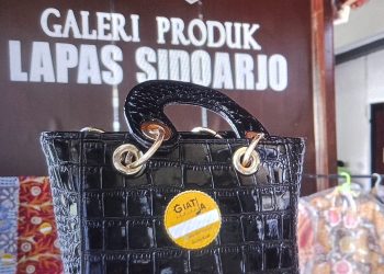 GIATJA Lapas Sidoarjo Kenalkan Produk Warga Binaan Galeri Produk menjadi ruang pengenalan hasil pembinaan kemandirian, mulai dari sambal klothok, batik, kerajinan tas, hingga telur ayam kampung hasil peternakan ayam Elba.