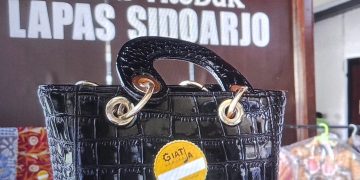 GIATJA Lapas Sidoarjo Kenalkan Produk Warga Binaan Galeri Produk menjadi ruang pengenalan hasil pembinaan kemandirian, mulai dari sambal klothok, batik, kerajinan tas, hingga telur ayam kampung hasil peternakan ayam Elba.