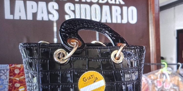 GIATJA Lapas Sidoarjo Kenalkan Produk Warga Binaan Galeri Produk menjadi ruang pengenalan hasil pembinaan kemandirian, mulai dari sambal klothok, batik, kerajinan tas, hingga telur ayam kampung hasil peternakan ayam Elba.