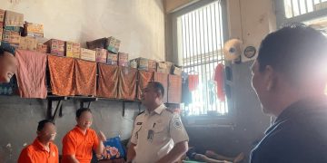 Menyapa, Mendengar, Memastikan: Kalapas Sidoarjo Blusukan ke Blok Hunian